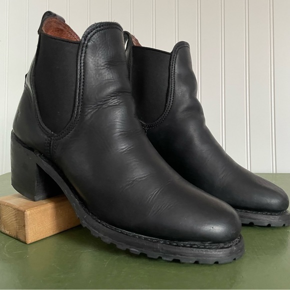 Frye SABRINA Chunky Heeled Chelsea Boots in Black Leather *USA* - Picture 1 of 12